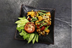 Жаренная курица с овощами