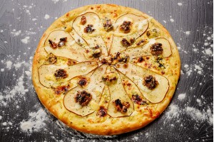 Пицца с грушей и сыром Дор-блю 